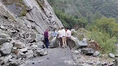 उत्तराखंड: चमोली में पहाड़ी से भारी बोल्डर और मलबा गिरा, नंदप्रयाग-नंदानगर मार्ग बंद