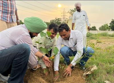 ਮਾਨਸੂਨ ਦੀ ਸ਼ੁਰੂਆਤ ਮੌਕੇ ਐਸਡੀਐਮ ਤਰਸੇਮ ਚੰਦ ਵੱਲੋਂ ਰੁੱਖ ਲਗਾਉਣ ਮੁਹਿੰਮ ਦਾ ਆਗਾਜ