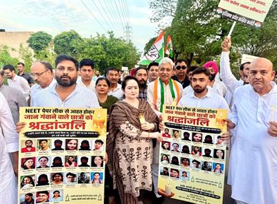 NEET पेपर लीक के पीड़ित छात्रों को कांग्रेस की श्रद्धांजलि, संजय दत्त व राव नरेंद्र सिंह की अगुवाई में निकला कैंडल मार्च