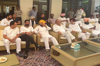 ਬੰਦ ਕਮਰੇ ’ਚ ਨਾਰਾਜ਼ਗੀ, ਕੈਮਰਿਆਂ ਅੱਗੇ ਚੁੱਪੀ! ਕਾਂਗਰਸੀਆਂ ਦੇ ਦੋਹਰੇ ਰਵੱਈਏ ਨੇ ਵਧਾਈ ਸਿਆਸੀ ਚਰਚਾ