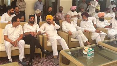 बंद कमरे में नाराजगी, कैमरों के सामने चुप्पी! कांग्रेसियों के दोहरे रवैये ने बढ़ाई सियासी चर्चा