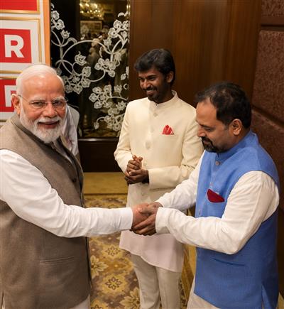 पीएम मोदी की ‘पंचायत’ के अभिनेताओं के साथ अनौपचारिक बातचीत, पूछा- “सुन रहा है ना बिनोद…”
