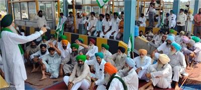 ਖਰੜ-ਮੋਰਿੰਡਾ ਹਾਈਵੇ 'ਤੇ ਸਥਿਤੀ ਟੋਲ ਪਲਾਜ਼ਾ ਕੀਤਾ ਗਿਆ ਫਰੀ, ਬਿਨਾਂ ਪਰਚੀ ਕਟਾਏ ਲੰਘੇ ਵਾਹਨ