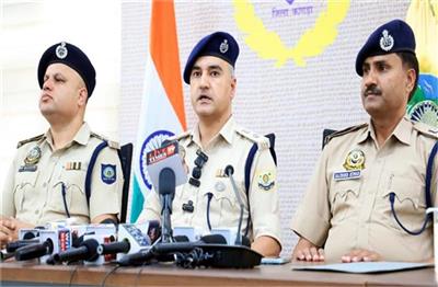 Himachal: कांगड़ा में नशे के खिलाफ पुलिस का बड़ा एक्शन, 154.51 ग्राम चिट्टे और 1.412 KG चरस के साथ 7 तस्कर गिरफ्तार