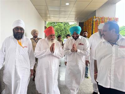 PM मोदी के कार्यक्रम में पहुंचे पद्मश्री संत निरंजन दास जी, रवनीत सिंह बिट्टू ने किया भव्य स्वागत