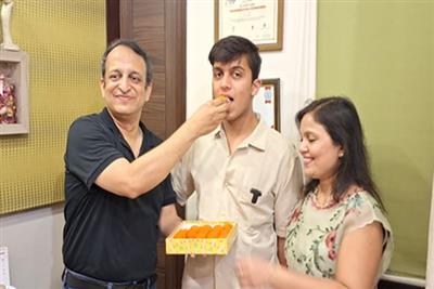 नीट यूजी 2026: ऑल इंडिया रैंक-1 हासिल करने वाले आर्यन गुप्ता ने बताया सफलता का मंत्र, भाई को बताया रोल मॉडल