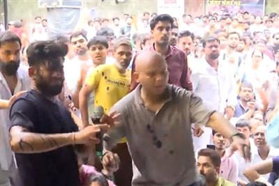 दिल्ली: जंतर-मंतर पर सीजेपी के संस्थापक अभिजीत दीपके पर स्याही फेंकी गई