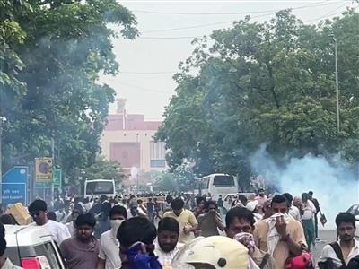 सालों बाद संसद तक पहुंचा कोई मार्च, कॉकरोच के सामने पुलिस के इंतजाम नाकाम