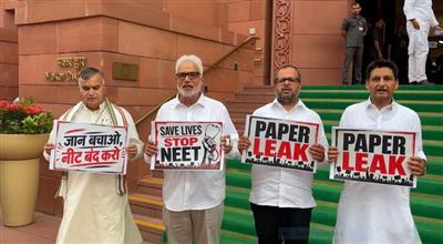 पेपर लीक और शिक्षा व्यवस्था पर संसद में प्रदर्शन, धर्मेंद्र प्रधान के इस्तीफे की मांग