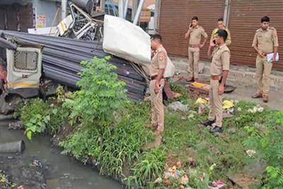 ग्रेटर नोएडा में सरिया से भरा ट्रक नाले में पलटा, चालक की दर्दनाक मौ*त, दो घंटे तक चला रेस्क्यू ऑपरेशन