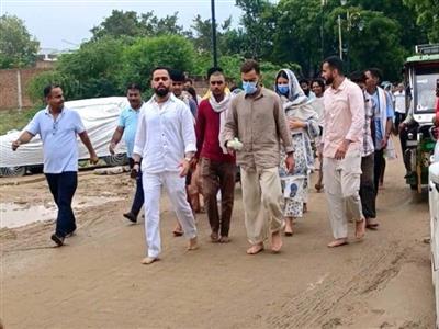 ਚਿੱਕੜ 'ਚ ਨੰਗੇ ਪੈਰ ਚੱਲੇ ਵਿਰਾਟ-ਅਨੁਸ਼ਕਾ, ਆਸ਼ਰਮ ਪੁੱਜ ਕੇ ਲਿਆ ਪ੍ਰੇਮਾਨੰਦ ਮਹਾਰਾਜ ਦਾ ਆਸ਼ੀਰਵਾਦ