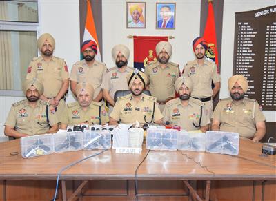 सीमा पार से चल रहे तस्करी मॉड्यूल से जुड़े दो व्यक्ति 6 आधुनिक पिस्तौल, 1 किलो हेरोइन, 10 हजार रुपये की ड्रग मनी सहित गिरफ्तार
