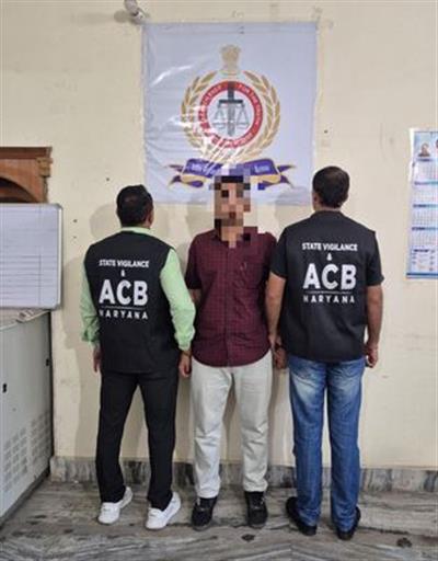 प्लॉट ट्रांसफर के नाम पर 4 हजार रुपये रिश्वत लेते सहकारी समितियां कार्यालय का इंस्पेक्टर रंगे हाथ गिरफ्तार