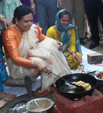 तीज के बहाने महिलाओं के बीच पहुंचीं डॉ. अर्चना गुप्ता, चूल्हे से जोड़ा संवाद का रिश्ता