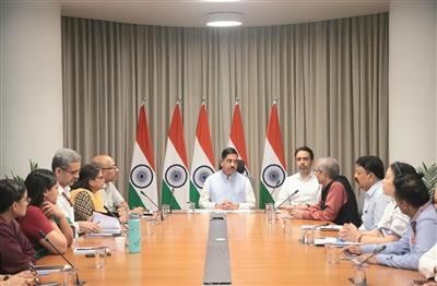 प्रह्लाद जोशी ने संभाला शिक्षा मंत्रालय, पहले ही दिन वरिष्ठ अधिकारियों संग की बैठक