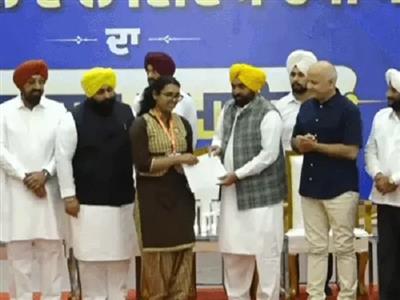 पंजाब में शिक्षा क्रांति की बड़ी मिसाल : मोहाली में NEET पास 882 सरकारी स्कूल के विद्यार्थियों और अभिभावकों का सम्मान