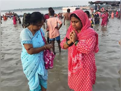 प्रयागराज में गुरु पूर्णिमा पर उमड़ा आस्था का सैलाब, श्रद्धालुओं ने संगम में लगाई पवित्र डुबकी