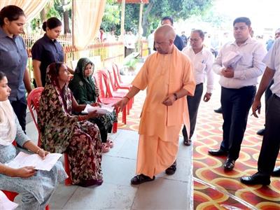 सीएम योगी ने जनता दर्शन में सुनीं समस्याएं, बोले-हर व्यक्ति की समस्या का समाधान सरकार की प्राथमिकता