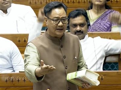 राहुल के संबोधन पर लोकसभा में हंगामा, रिजिजू बोले- 'नेता विपक्ष ने किया असंसदीय भाषा का इस्तेमाल'