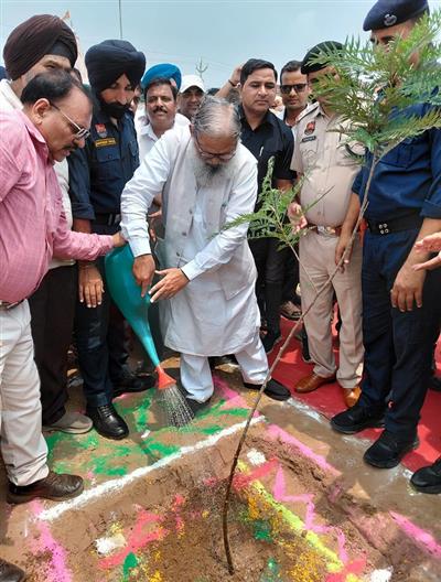पेड़ लगाना ही नहीं, उन्हें बचाना भी हमारा कर्तव्य : अनिल विज