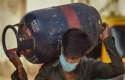 कमर्शियल LPG सिलेंडर की कीमत में 200 रुपए से अधिक की कटौती, लोगों ने सरकार को कहा धन्यवाद