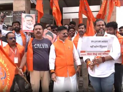 लखनऊ में विश्व हिन्दू रक्षा परिषद का प्रदर्शन, पप्पू यादव के बयान के विरोध में पुतला फूंका
