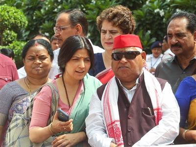 सपा सांसदों का भाजपा पर तंज, कहा-'विपक्ष पर एफआईआर कराकर सरकार डरा रही'