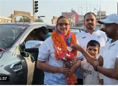 कॉमनवेल्थ गेम्स 2026 : कांस्य पदक विजेता सीमा कालीरमण का भिवानी में भव्य स्वागत; बोलीं— संघर्ष से ऊपर उठकर ही मिलती है सफलता