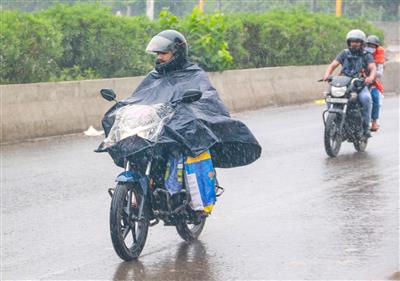 Weather Update: NCR में बारिश से मौसम हुआ सुहाना, पूरे सप्ताह गर्मी से राहत के आसार