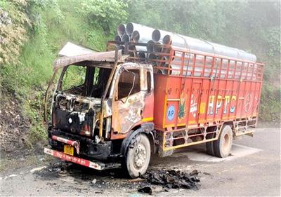 पठानकोट-चम्बा NH पर पाइपों से लदे ट्रक में लगी भयंकर आग, चालक ने ऐसे बचाई खुद की जान