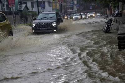 उत्तराखंड: मूसलाधार बारिश से जनजीवन अस्त-व्यस्त, देहरादून में सभी स्कूल बंद, सीएम धामी ने दिए अलर्ट रहने के निर्देश