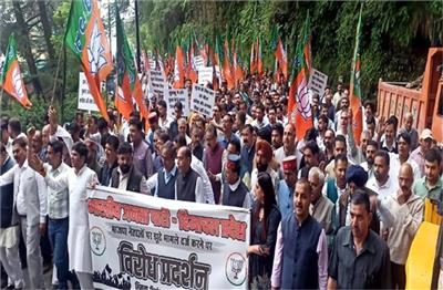 Shimla News: सरकार के खिलाफ जयराम-बिंदल के साथ सड़कों पर उतरा विपक्ष, CM आवास का किया घेराव