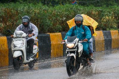 Monsoon: दिल्ली-एनसीआर में देर रात से हो रही बारिश, बादलों के कारण तापमान में गिरावट दर्ज