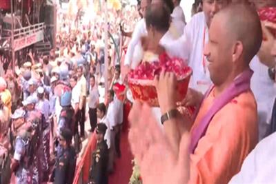 मेरठ में सीएम योगी ने कांवड़ियों पर बरसाए पुष्प, बोले-यात्रियों की सुरक्षा और सम्मान सरकार की प्राथमिकता