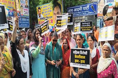 दिल्ली लक्ष्मी योजना के विरोध पर भाजपा का आप विधायकों के घर के बाहर प्रदर्शन, आपत्तियों पर माफी मांगने की मांग