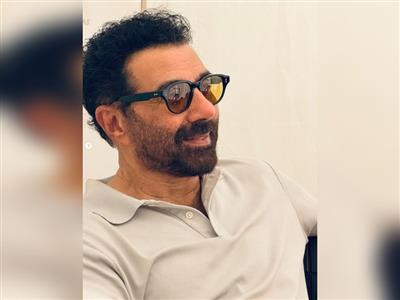 'बंटवारा 1947' के प्रमोशन के बीच बेटे करण के साथ पार्टिशन म्यूजियम पहुंचे सनी देओल, पंजाब में करेंगे खास रोड ट्रिप