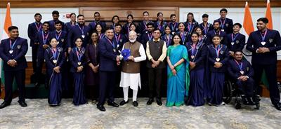 पीएम मोदी ने कॉमनवेल्थ गेम्स के पदक विजेताओं से की मुलाकात, खिलाड़ियों की सफलता को सराहा