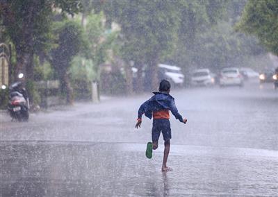 दिल्ली-एनसीआर में आज हल्की से मध्यम बारिश के आसार, अगले कई दिन छाए रहेंगे बादल