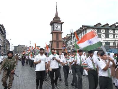 80वें स्वतंत्रता दिवस से पहले श्रीनगर के लाल चौक पर CRPF ने छात्रों के साथ निकाली तिरंगा रैली