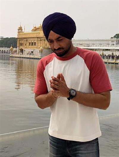 ਸੱਚਖੰਡ ਸ੍ਰੀ ਦਰਬਾਰ ਸਾਹਿਬ ਵਿਖੇ ਨਤਮਸਤਕ ਹੋਏ ਗਾਇਕ ਰਣਜੀਤ ਬਾਵਾ