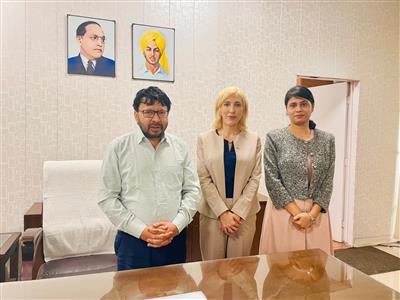 ब्रिटिश डिप्टी हाई कमिश्नर अल्बा समेरिग्लो द्वारा एन.आर.आई. मामलों के मंत्री डॉ. रवजोत सिंह से मुलाकात