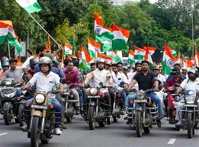 दिल्ली में NDA सांसदों ने निकाली भव्य ‘तिरंगा’ बाइक रैली, भारत मंडपम से इंडिया गेट तक गूंजा देशभक्ति का स्वर