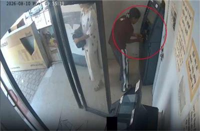 OMG; दिनदहाड़े ATM लूटने घुसीं 2 युवतियां...एक ने पेचकस चलाया तो दूसरी देती रही पहरा, घटना CCTV में कैद
