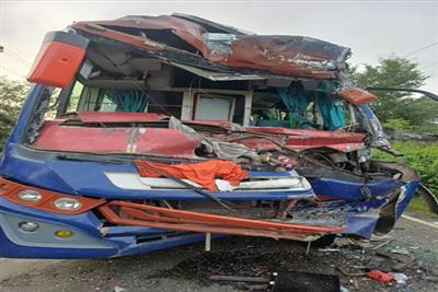 झारखंड : कोडरमा में कांवड़ियों से भरी बस ट्रक से टकराई, तीन की मौत, 50 से अधिक घायल