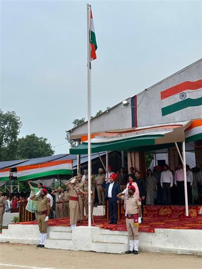 80वां स्वतंत्रता दिवस: पंजाब के जेल, प्रवासी भारतीय और संसदीय कार्य मंत्री डॉ. रवजोत सिंह ने होशियारपुर में फहराया तिरंगा