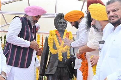 कैबिनेट मंत्रियों हरपाल सिंह चीमा और तरुनप्रीत सिंह सौंद ने शहीद मास्टर करनैल सिंह ईसड़ू को श्रद्धा के फूल किए भेंट