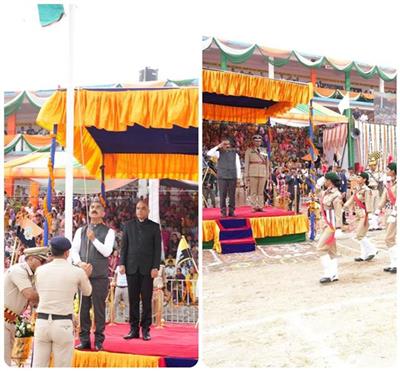 Independence Day 2026 : CM सुक्खू ने हमीरपुर के बड़सर में फहराया तिरंगा, ली परेड की सलामी