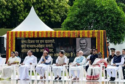 राष्ट्रपति, प्रधानमंत्री समेत कई नेताओं ने पूर्व प्रधानमंत्री अटल बिहारी वाजपेयी की पुण्यतिथि पर एक प्रार्थना सभा में हिस्सा लिया