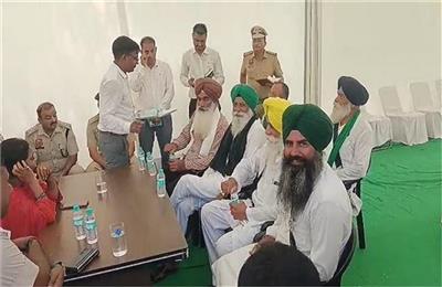 किसानों और सरकार के बीच बातचीत शुरु, दिल्ली कूच को लेकर हरियाणा पुलिस ने खनोरी बार्डर किया हुआ सील