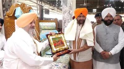 ਪੰਜਾਬ ਪਹੁੰਚੇ ਹਰਿਆਣਾ CM ਨਾਇਬ ਸਿੰਘ ਸੈਣੀ, ਅੰਮ੍ਰਿਤਸਰ 'ਚ ਧਾਰਮਿਕ ਸਮਾਗਮ 'ਚ ਕੀਤੀ ਸ਼ਮੂਲੀਅਤ